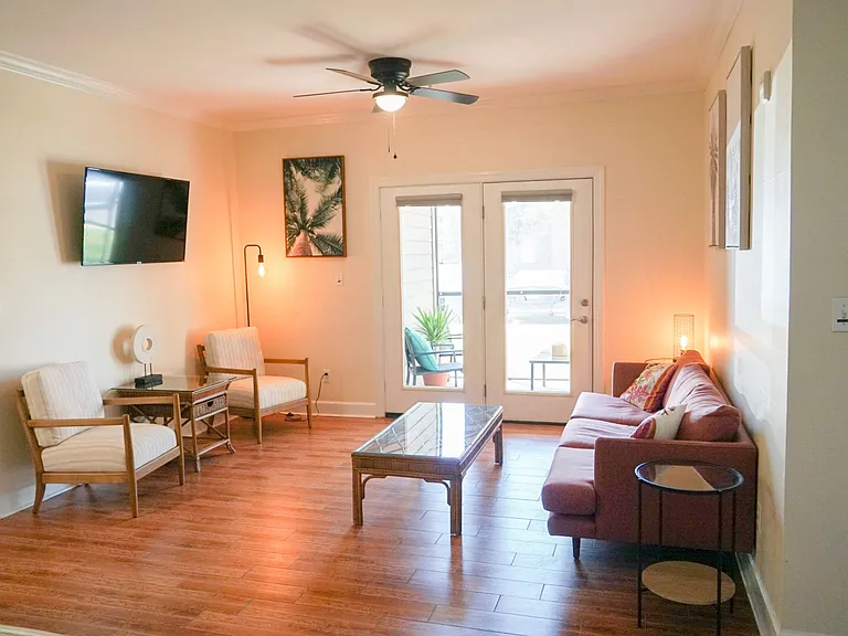 450 Park Ave #302 — Photo 2