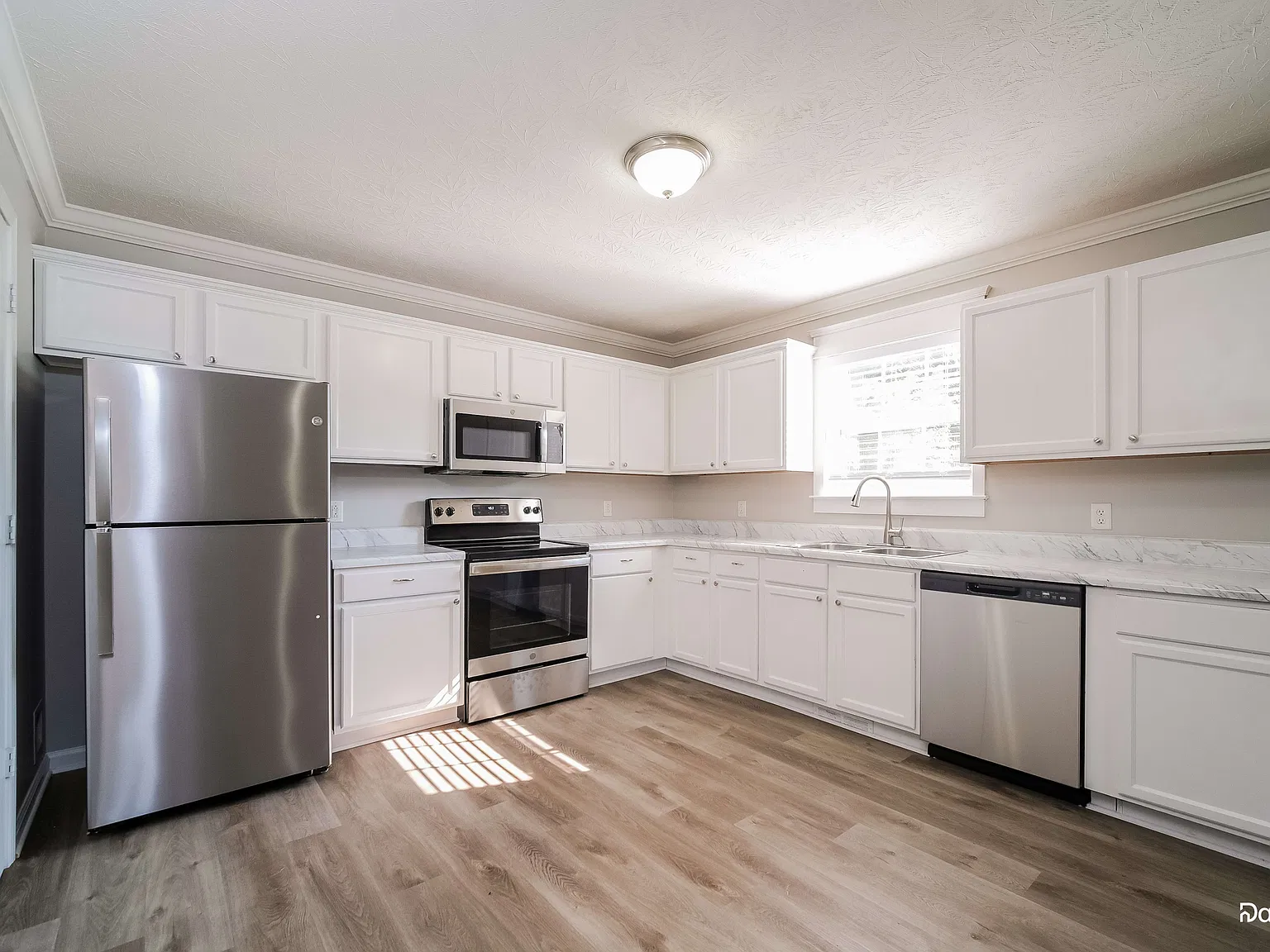 4 bed, 2.5 bath, 2408 sqft, $2,875 — Photo 2