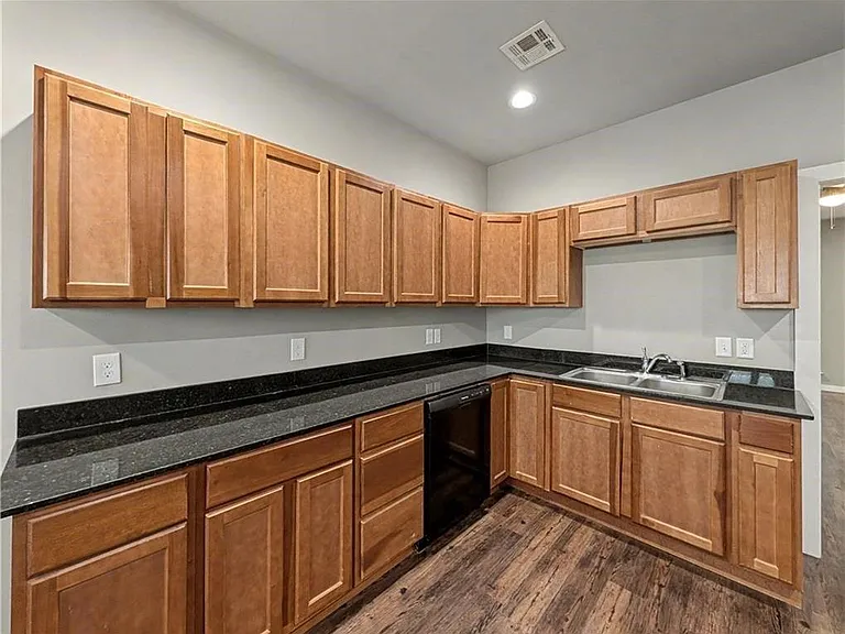 862 Oakwood Ln — Photo 4
