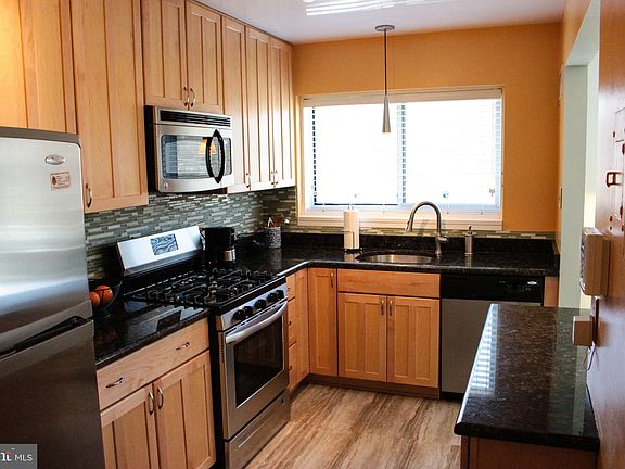 3rd image of 10600 Weymouth St #301