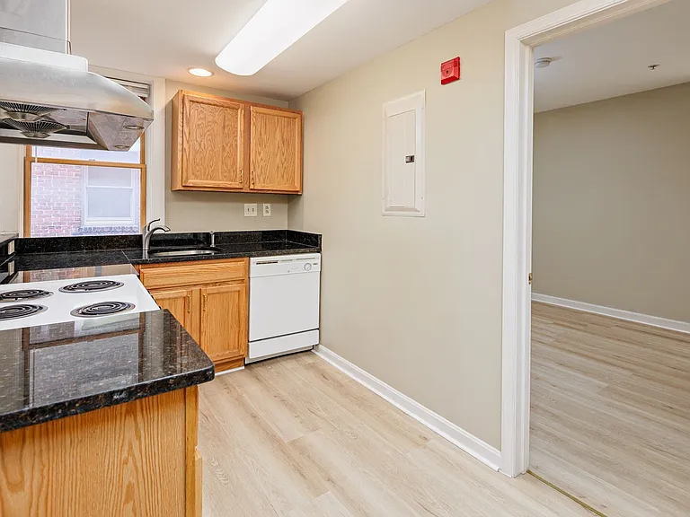 Astor Court Apartments — Photo 3