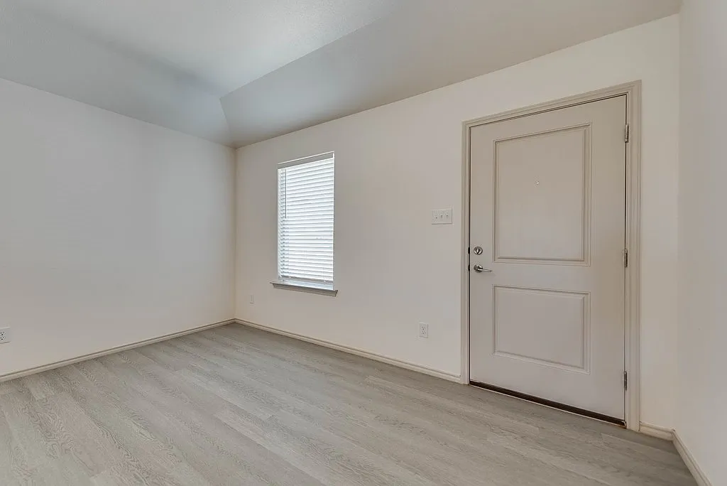 3 bed, 2.0 bath, 1511 sqft, $2,600 — Photo 2