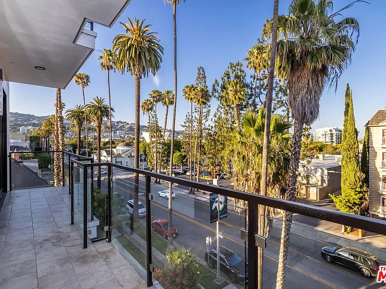 137 N Doheny Dr #3 — Photo 21