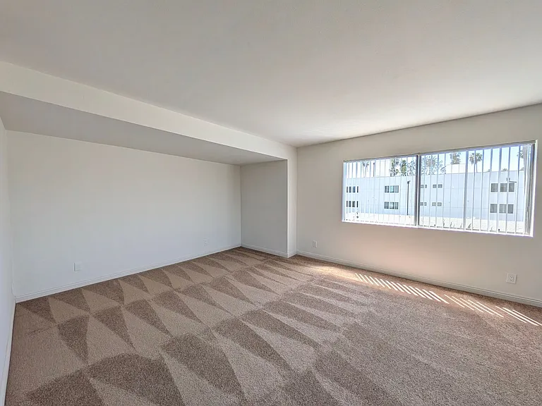 Chateau Lamont Apartments — Photo 20