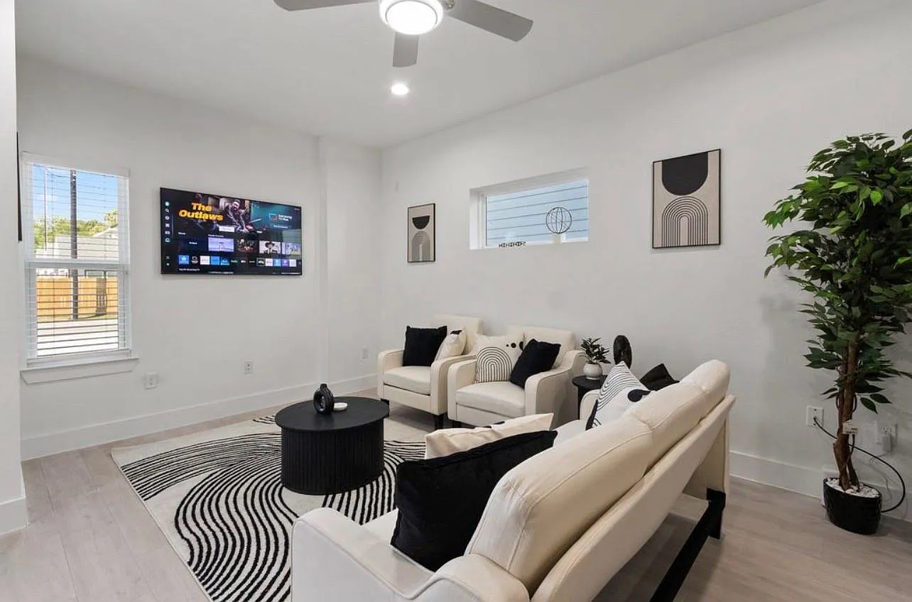 3 bed, 2.5 bath, 1240 sqft, $2,200 — Photo 2