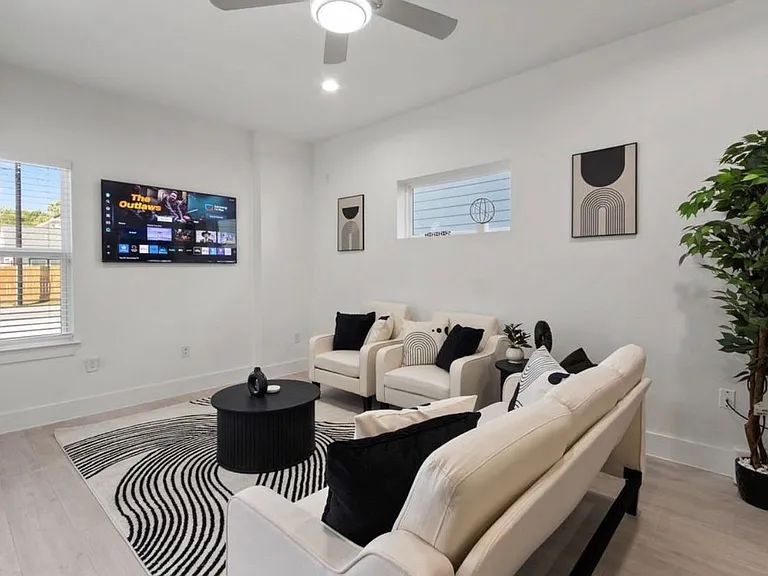 7608 Easter St — Photo 2
