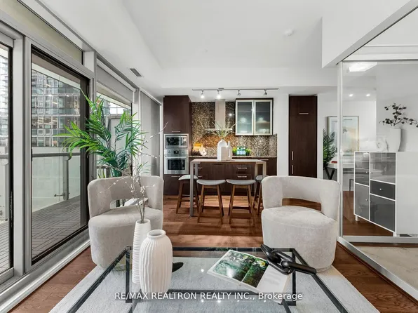 14 York St #807, Toronto, ON M5J 0B1