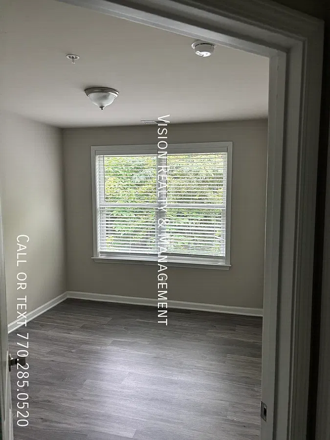 Beautiful 3 BD/ 2.5 BA Townhome MOVE in READY — Photo 2