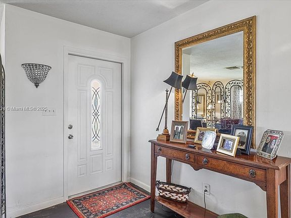 4th image of 216 Rockcliff Ave
