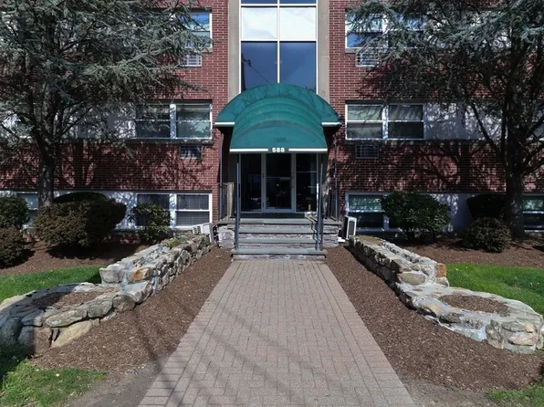 588 Main St APT 2D, Stoneham, MA 02180