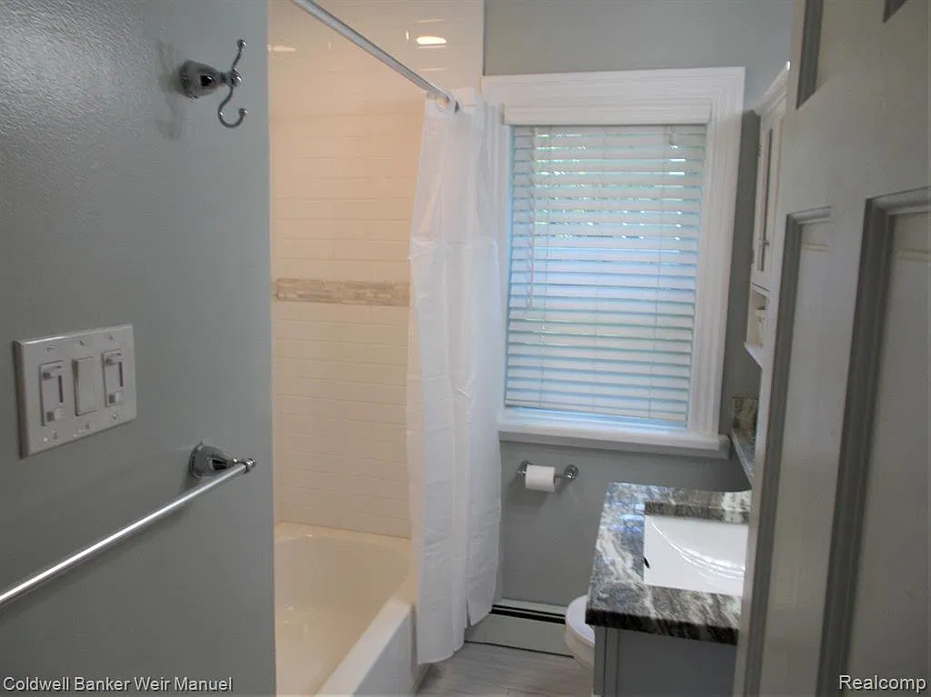 3 bed, 936 sqft, $1,900 — Photo 4