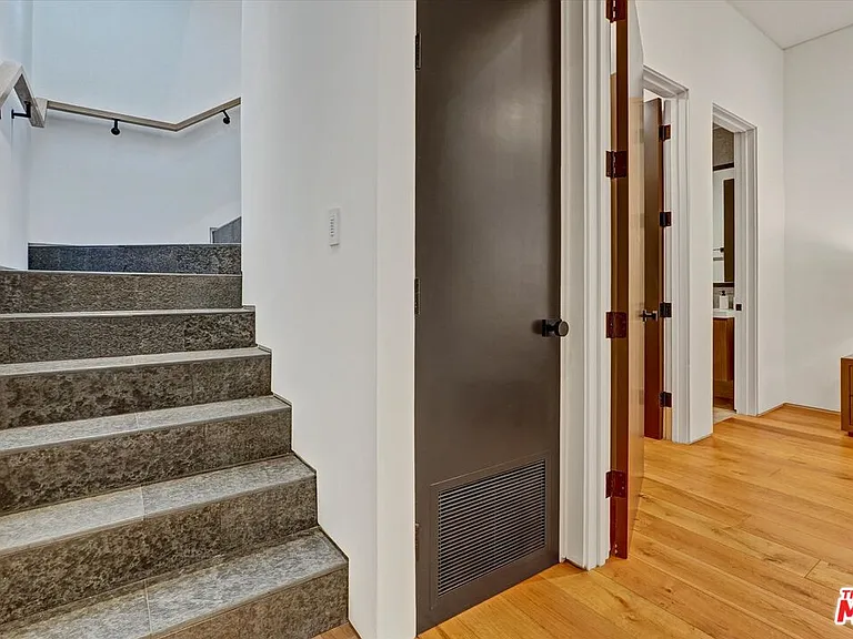 1049 Loma Vista Dr — Photo 56