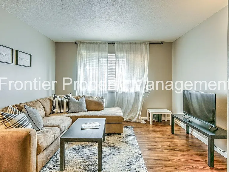 1 Bed/1 Bath Apartment off Hampton Ave! — Photo 8