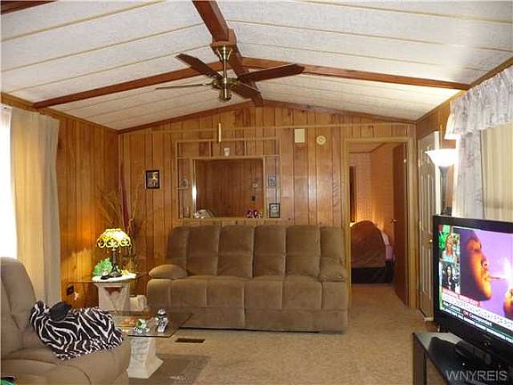 4th image of 205 Quarry Hill Est