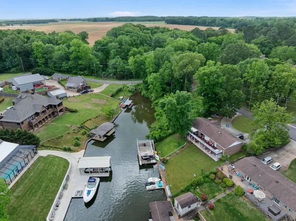 Dogwood Cir, Muscle Shoals, AL 35661