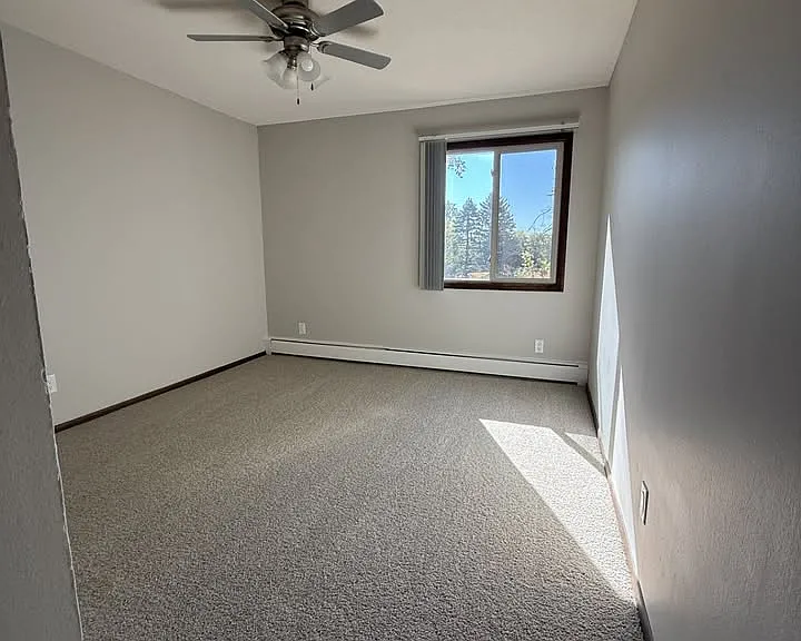 Evergreen East Apartments — Photo 7