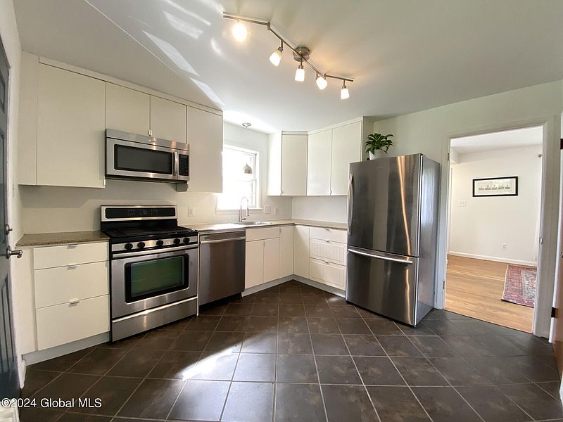 5th image of 82 Forest Avenue