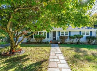 8 Maplewood Dr, East Greenwich, RI 02818
