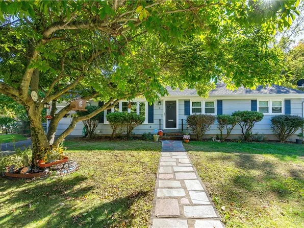 8 Maplewood Dr, East Greenwich, RI 02818