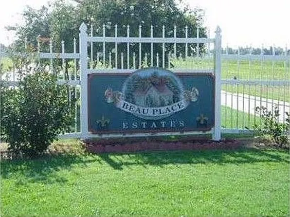 104 Beau Place Blvd, Des Allemands, LA 70030