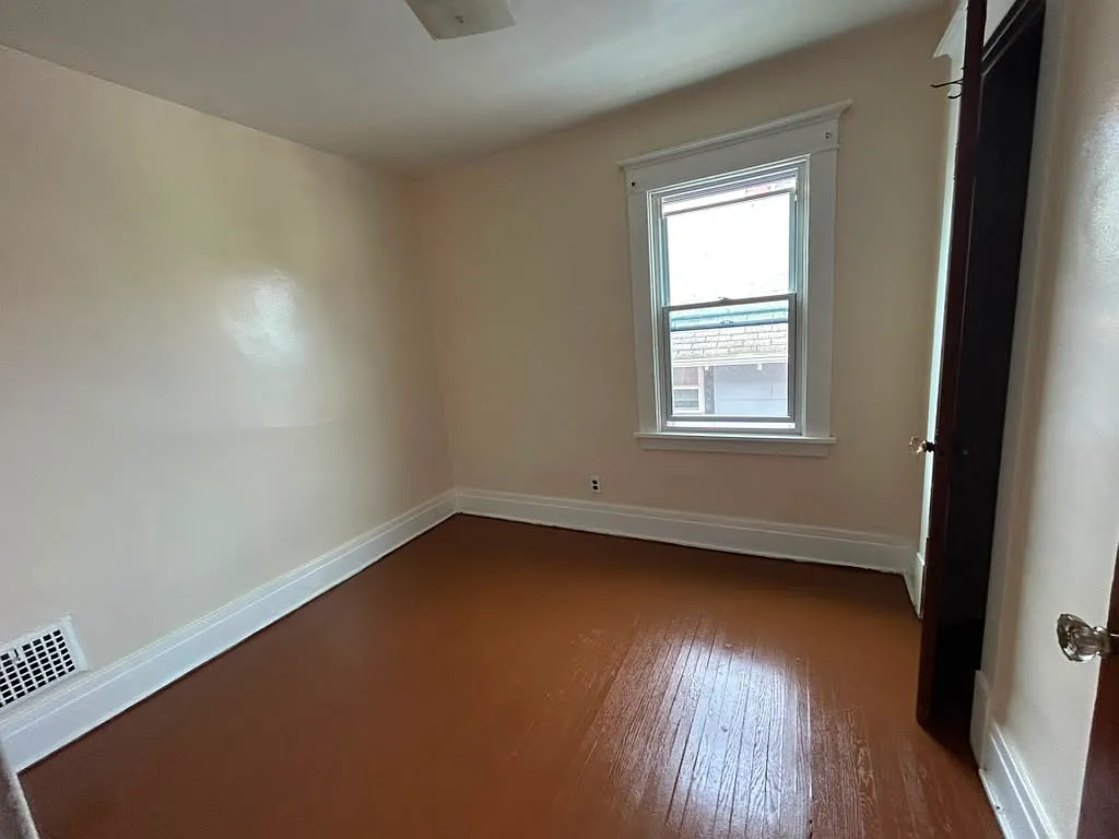 3 bed, 1100 sqft, $1,200 — Photo 2
