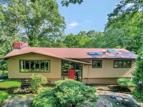 14 Eric Dr, Kinnelon Boro, NJ 07405