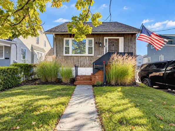 51 W 1st St, Freeport, NY 11520
