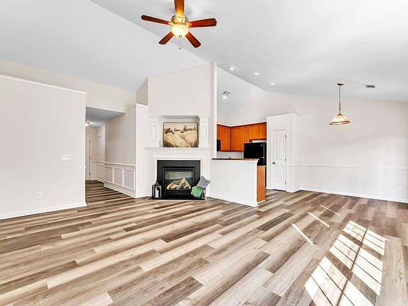 3rd image of 11 Medfield Ct
