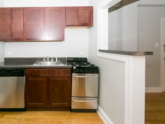 3rd image of 1347 N Dearborn St APT 304