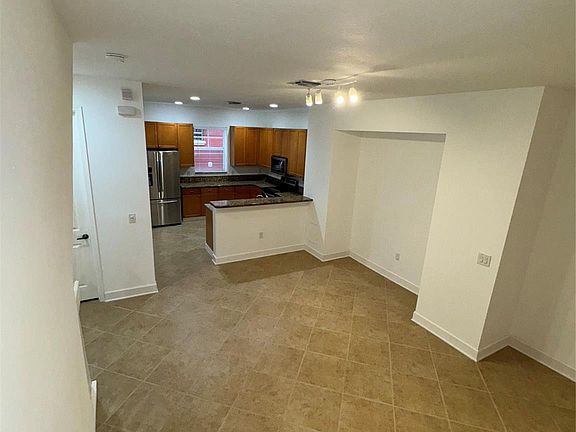 5th image of 1033 NE 17th Way #605