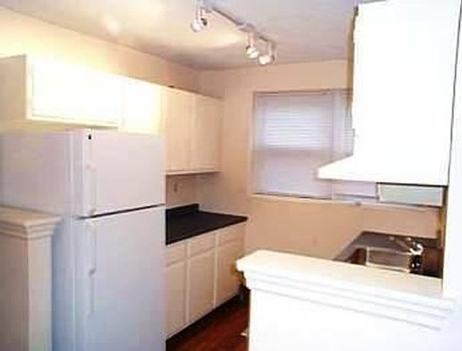 4th image of 402 Highland Ave #300