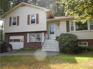 28 Barrows Dr, Topsham, ME 04086