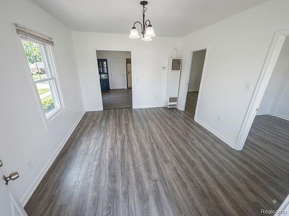4th image of 2282 Evaline St