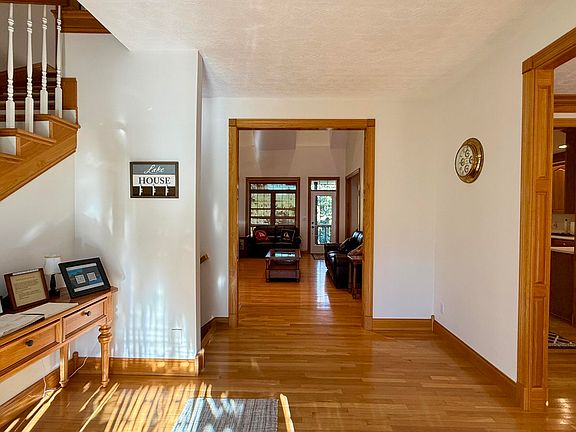 5th image of 135 Laurel Rd