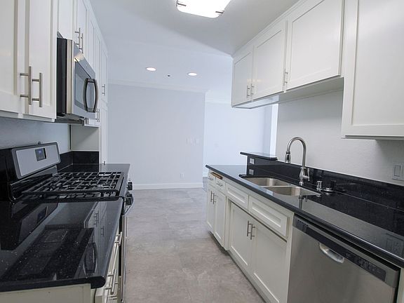 5th image of 14930 Moorpark St APT 305