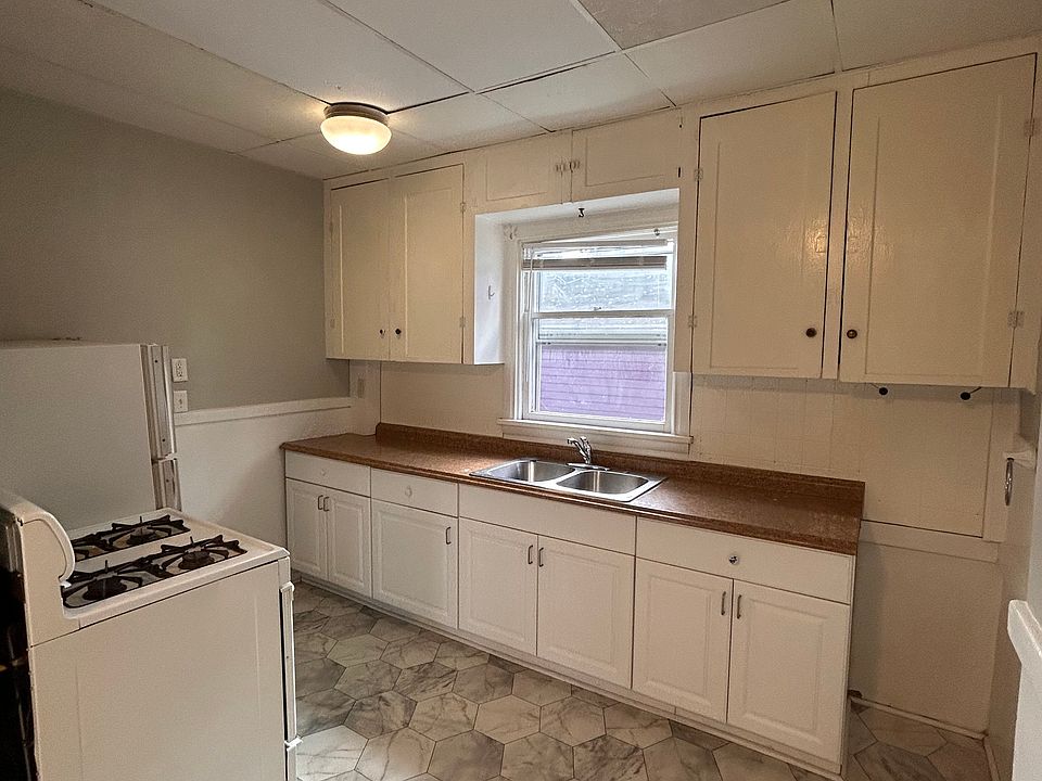 1st image of 913 Oak St APT B