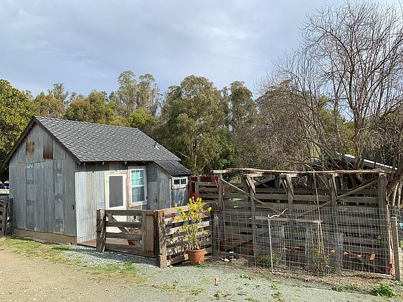 This is the 'Milk House', the second studio available to rent. It's rustic charm belies the upgraded interior. It sits on the other side of the entrance, near the other Barn and corral.