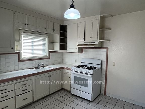 3rd image of 536 E Saint James St #2