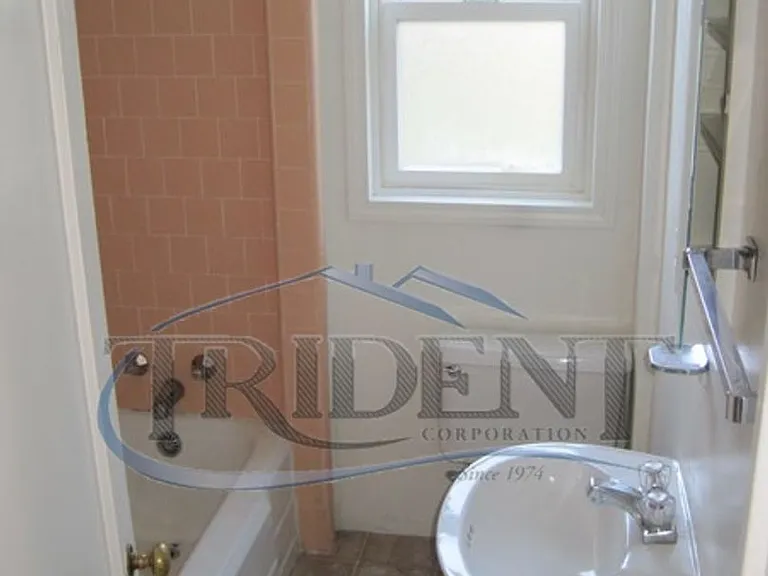 444-462 McRae Way — Photo 14