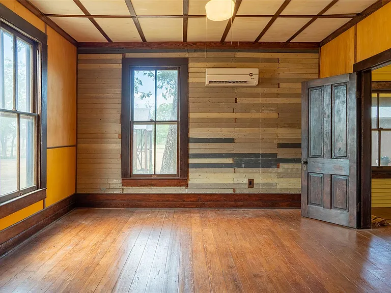 115 N Lockhart St — Photo 16