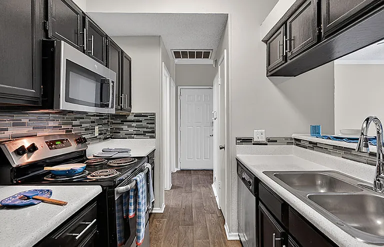 The Versailles Apartments — Photo 8