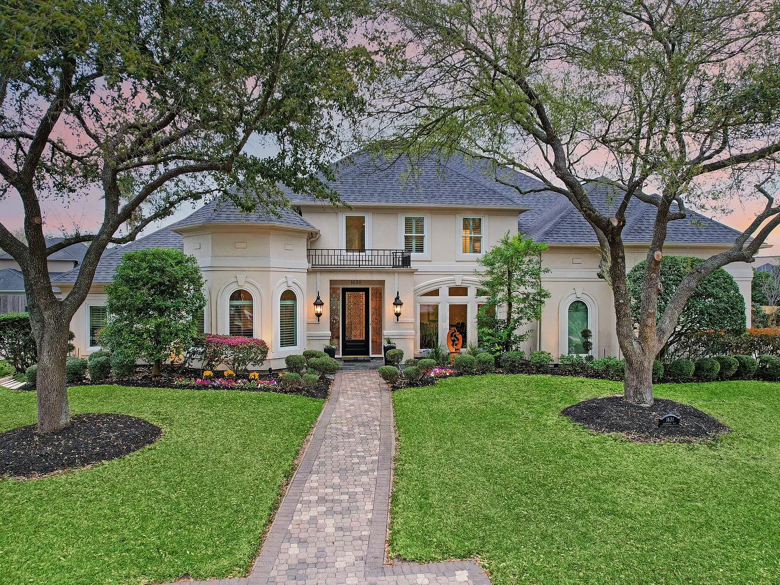 5 bed, 4.5 bath, 5092 sqft, $9,800 — Photo 2