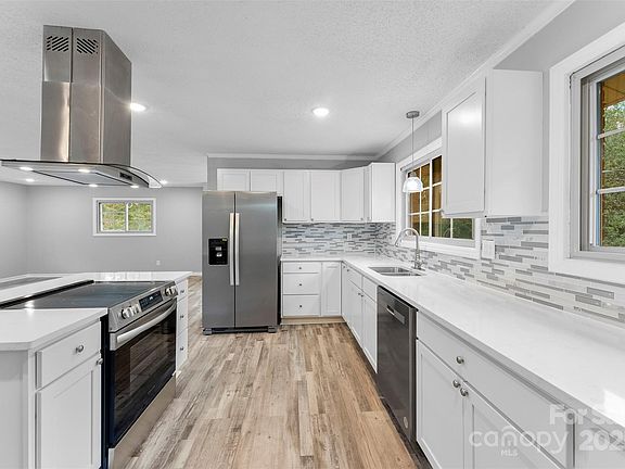 3rd image of 3327 Deerwood Dr