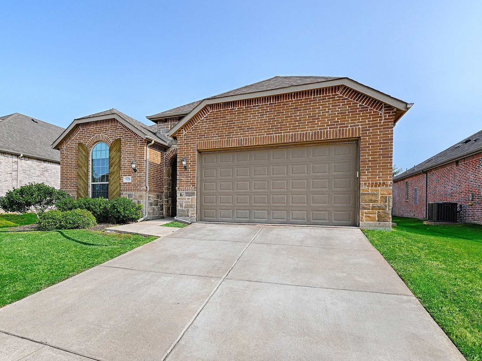 1120 Sheldon Dr — Photo 4