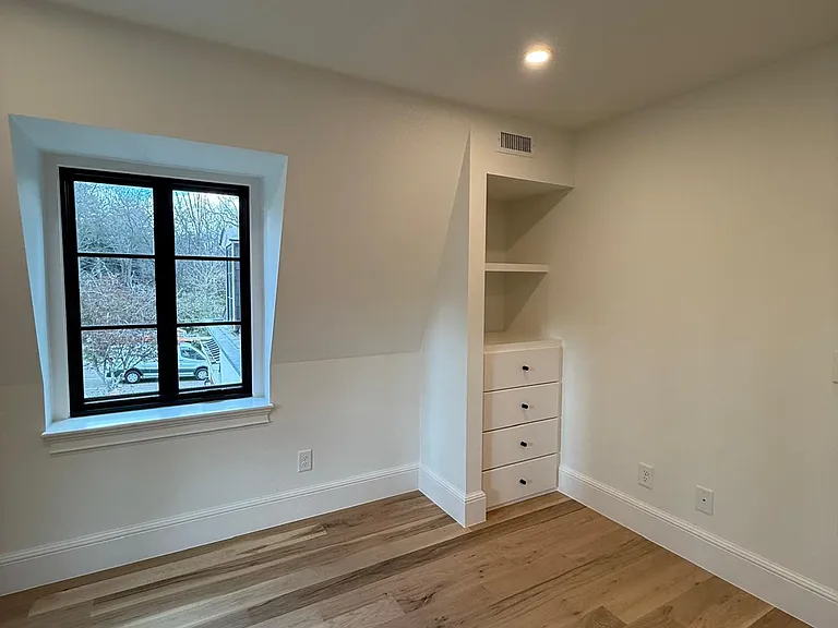110 Lynnwood Blvd — Photo 17