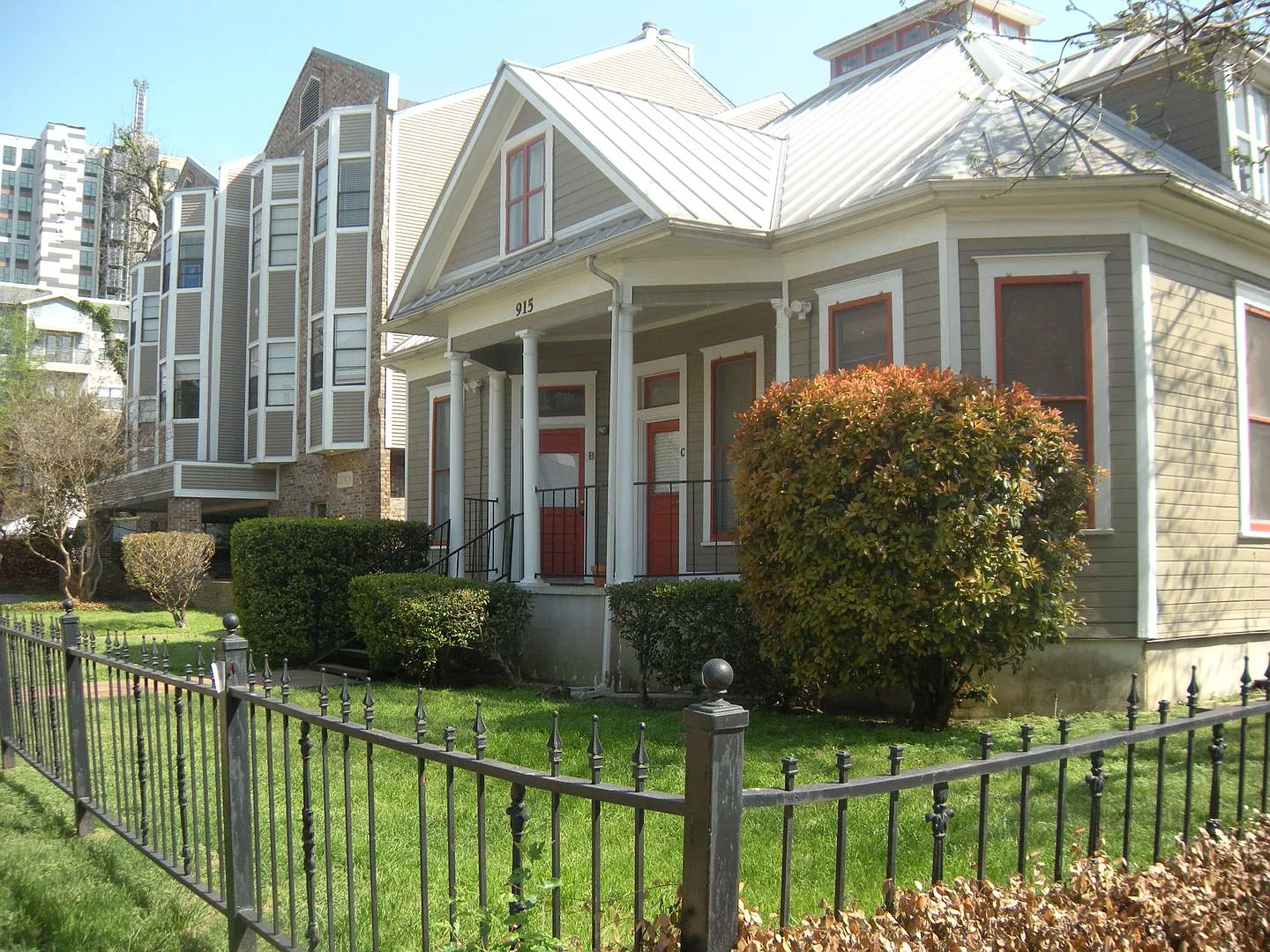 Lenox House - West Campus - 3 Bedroom — Photo 2