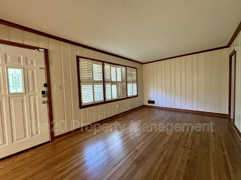 3 bed, 1.5 bath, 1401 sqft, $1,600 — Photo 2