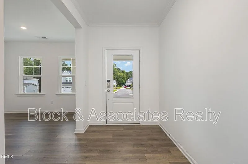 5 bed, 3.5 bath, 10018 sqft, $2,550 — Photo 3