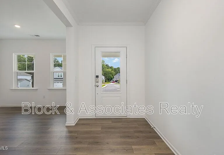 153 Hickory Grove Dr — Photo 3