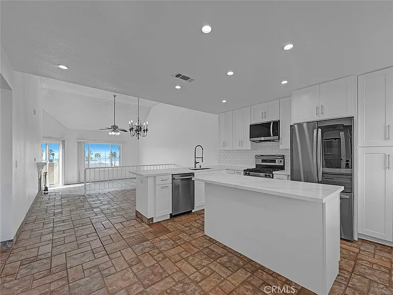 630 Island View Cir — Photo 1